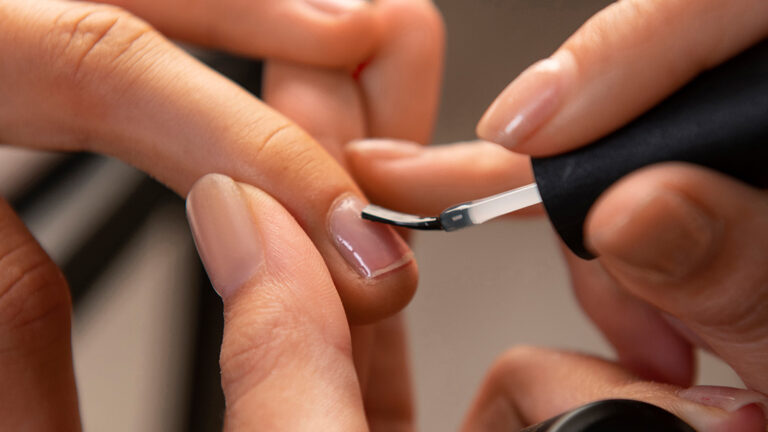 Manikür ve Pedikür: Elleriniz ve Ayaklarınız İçin Profesyonel Bakım
